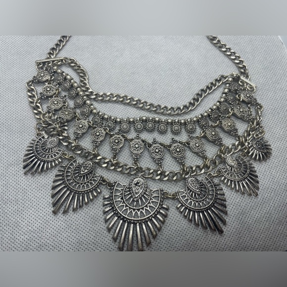 Lulu's Jewelry Lulus Flair For The Dramatic Silver Statement Necklace Poshmark